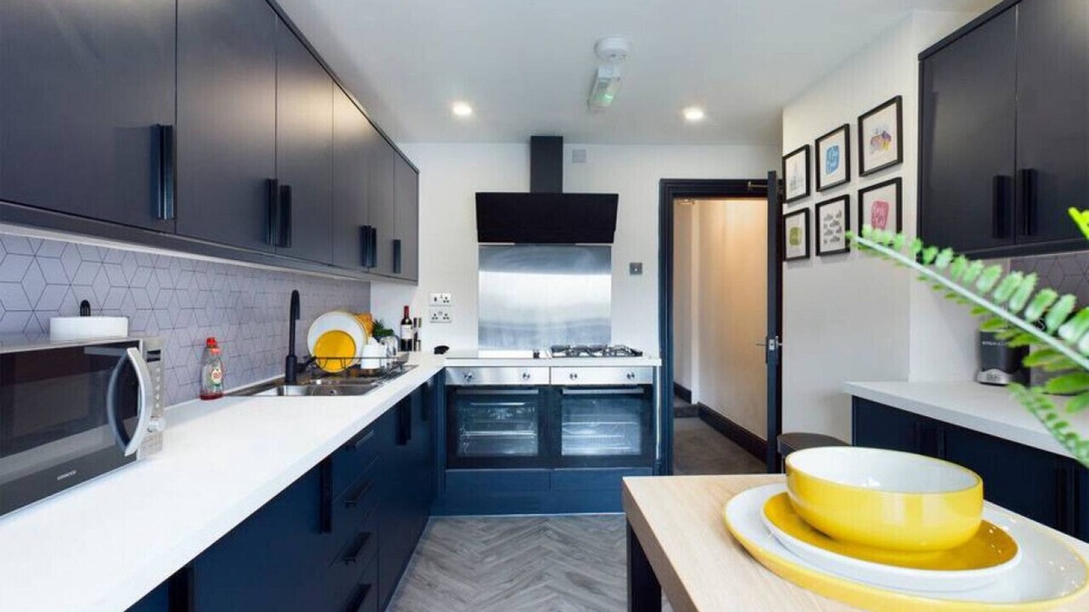 Liverpool Apartment | Sefton park maisonette ideal for CONTRACTORS/large groups