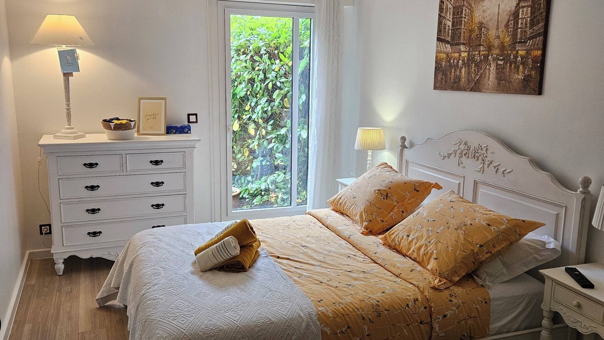Chatou Apartment | Seine waterfront: 8min from La Défense, 15min from Paris and 20min from Stade de France
