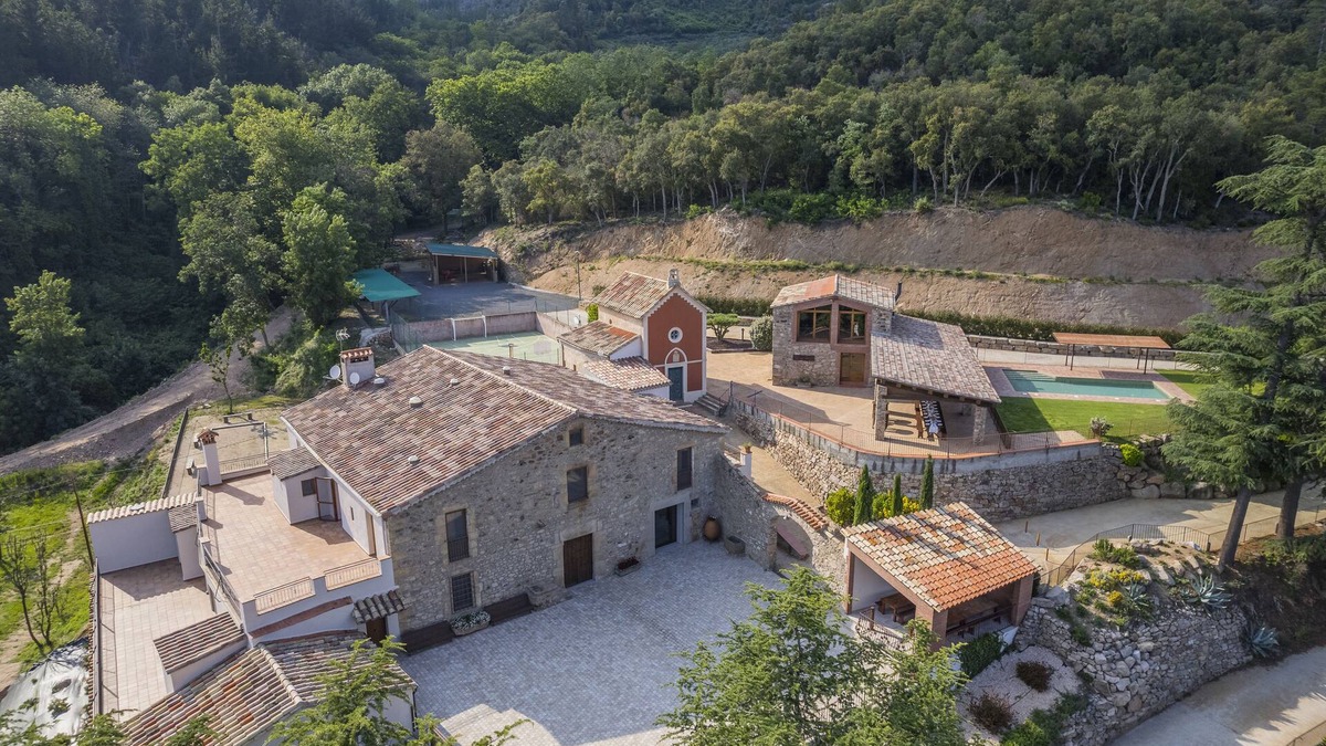 Santa Coloma de Farners Cottage | Self catering Mas Huix for 28 people