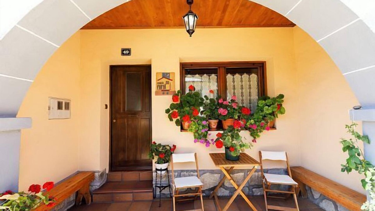 San Leonardo de Yague Cottage | Self catering Laguna Negra 49 for 10 people