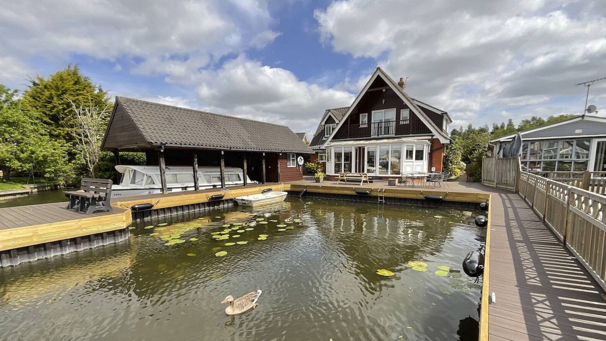 Hoveton Cottage | Self Catering 5 Bedroom Waterside Retreat Cottage Wroxham, Norfolk Broads, Eng
