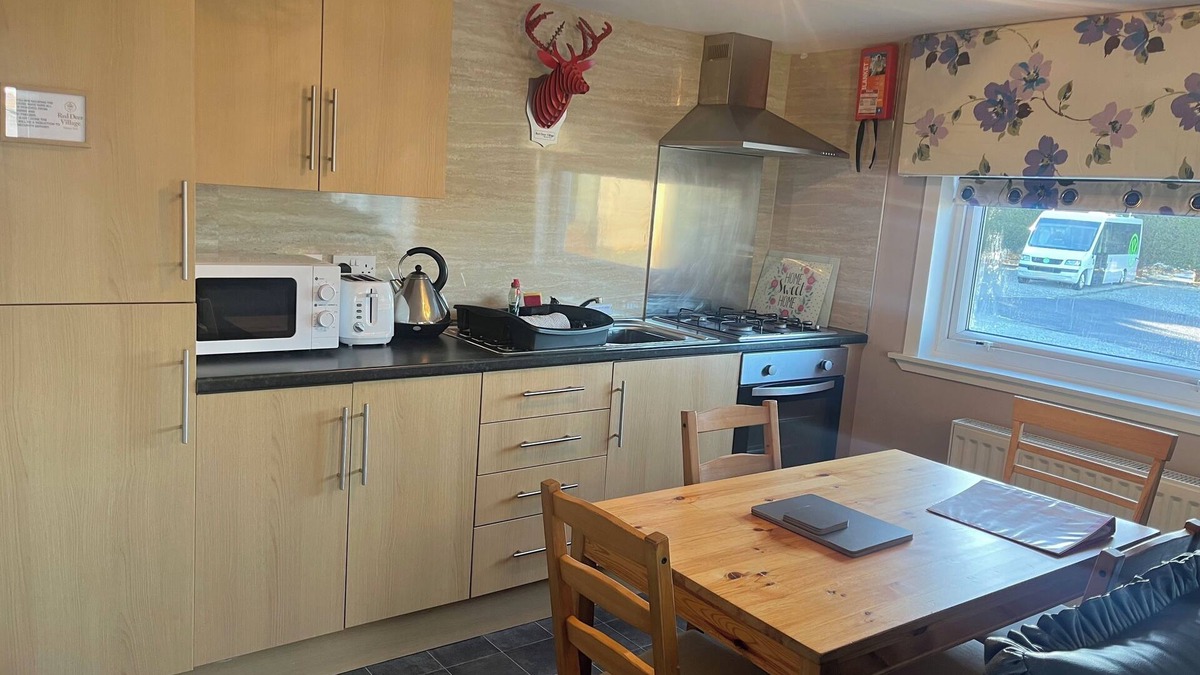 Stepps Ski Chalet | Self-catering accommodation 5 miles from Glasgow city centre, short/long term!