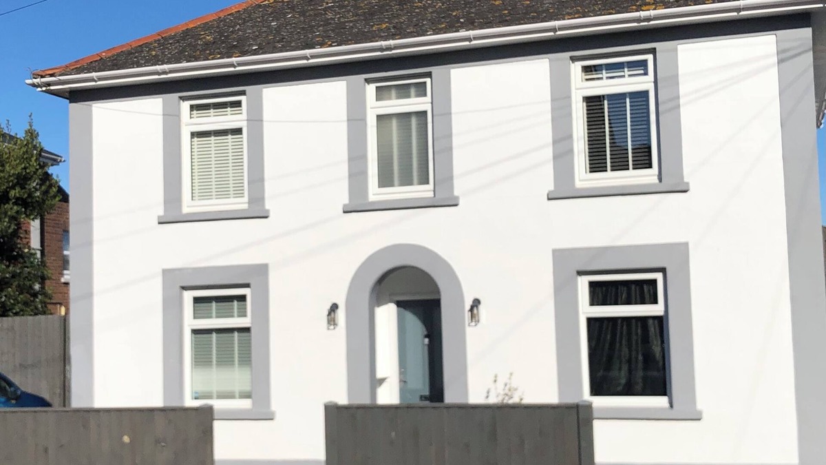 Sandown Apartment | Self catering flat, parking, 4 min walk to beach, 3 min shops. Ferry discount.