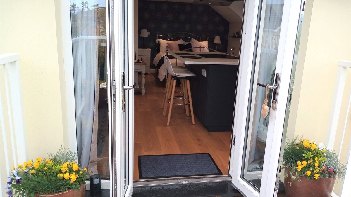 Woolsery Apartment | Self catering apartment for 2 + cot - dog friendly, near Bideford, North Devon