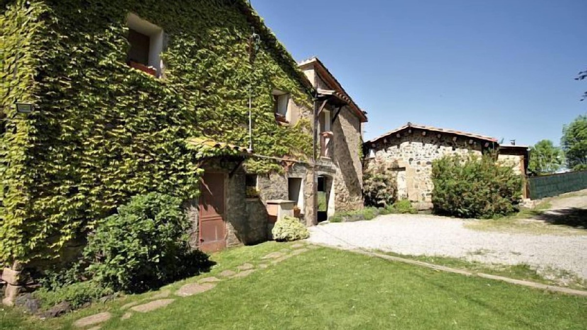 Santa Pau Cottage | Self catering Mas La Costa for 16 people