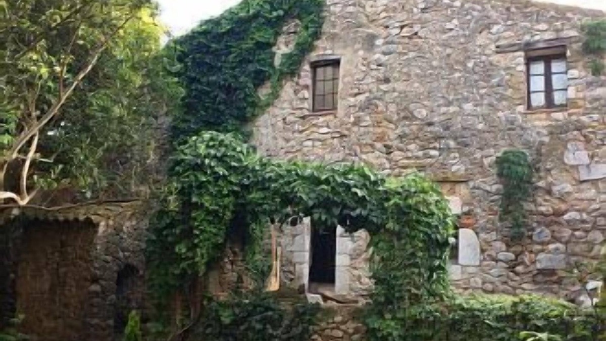 Vilanant Cottage | Self catering masia la capsa de Llum for 16 people