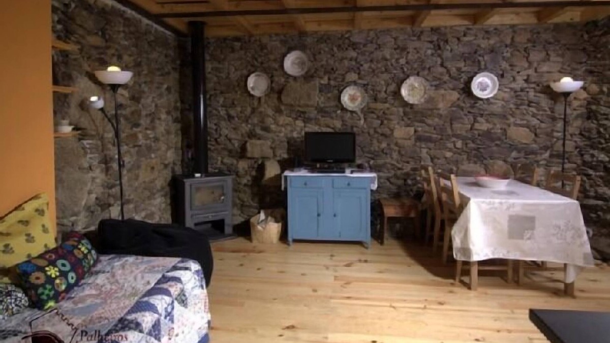 Sabugal e Aldeia de Santo Antonio Cottage | Self catering Palheiros do Castelo for 4 people