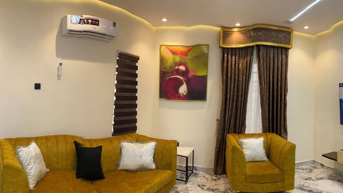 Mushin Apartment | Self Check-In Apts near Airport, Luxury & Modern M02a