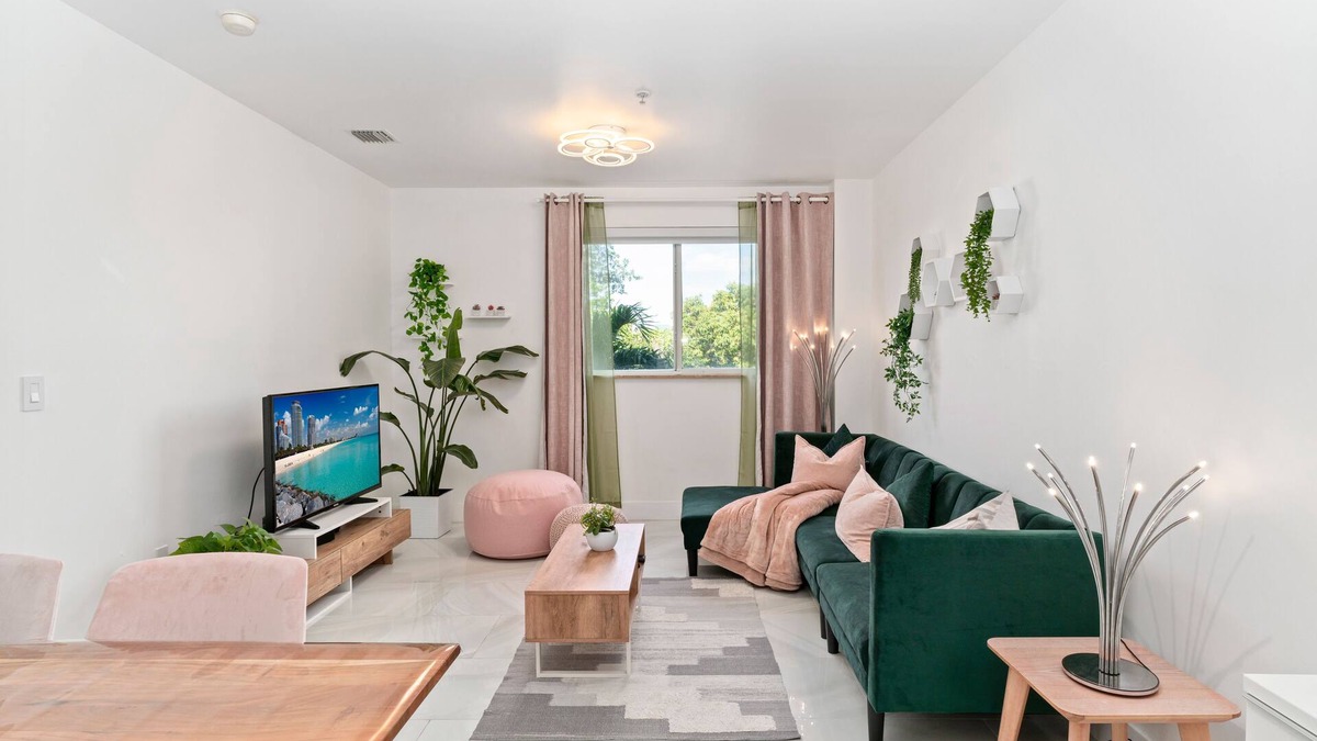 Coral Way Apartment | Self Check In, Free Parking , Pet Friendly Smart TV's, Desk ,Fast WIFI
