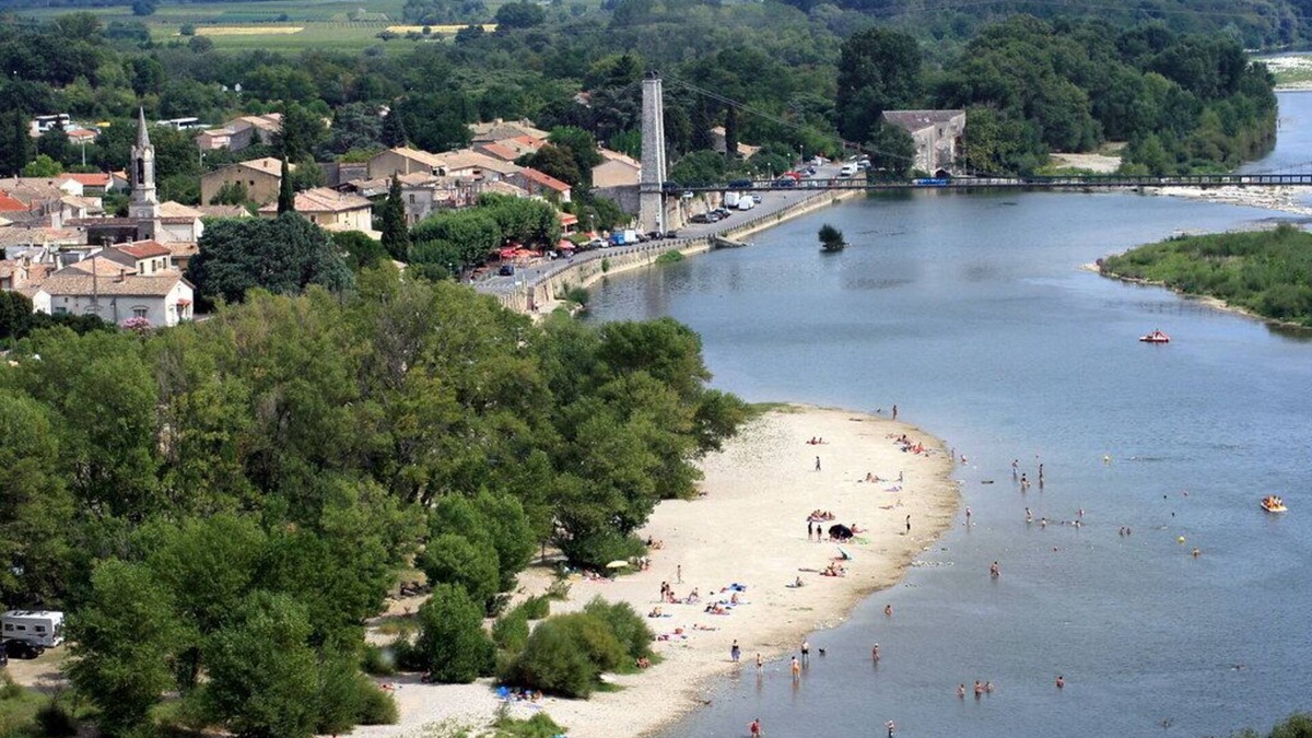 Saint-Julien-de-Peyrolas Apartment | Self-contained apartment with Jacuzzi and terrace, near the Ardèche gorges