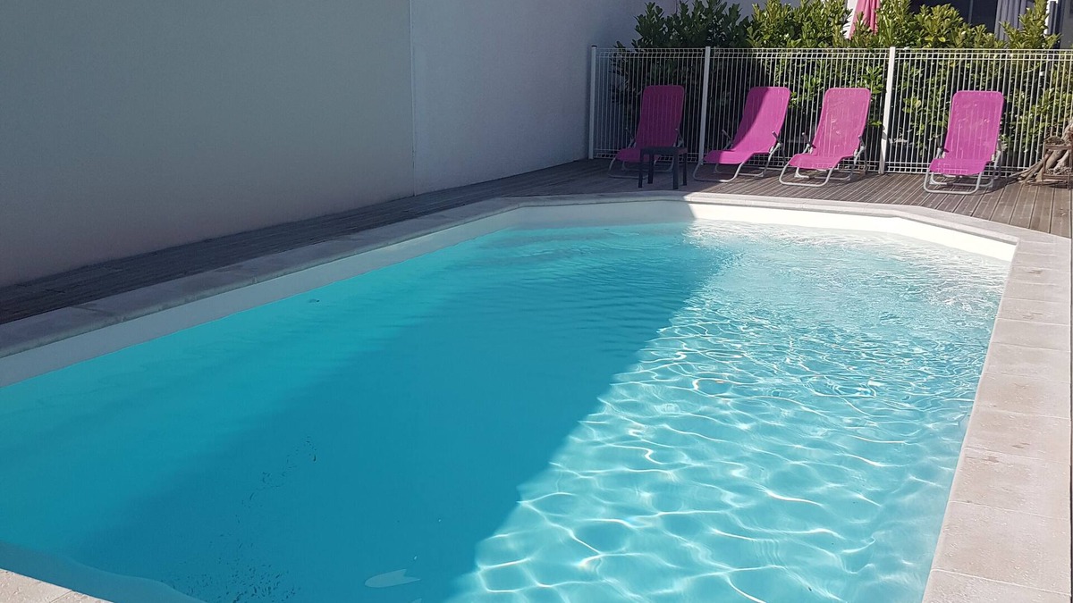 Quartier du Stade Apartment | Self-contained "Aix" apartment with terrace and swimming pool 600 m from the beach