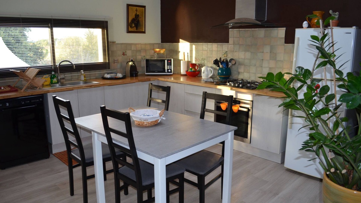 Villemur-sur-Tarn Apartment | Self-contained apartment in large house with swimming pool, guaranteed peace and quiet