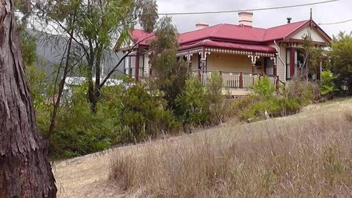 Glebe Apartment | Self-contained apartment adjacent to bushland reserve close to Hobart city