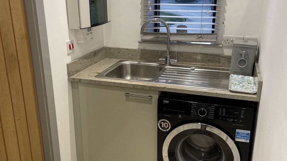 Lincoln House | Self contained bungalow near to Lincoln, dog friendly and plenty of car parking.