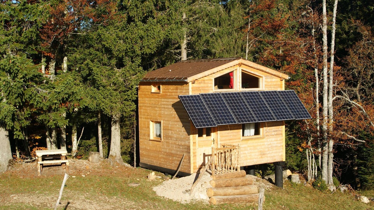 Bellecombe Cabin | Self-contained cabin on stilts, sleeps 4, in the vegetation, Haut Jura, altitude 1250m.