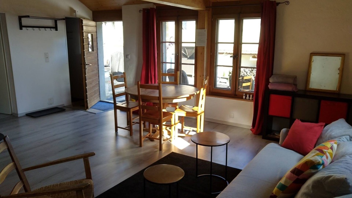 Cully House | self-contained with kitchen, terrace, 5 min from lake, station and shops