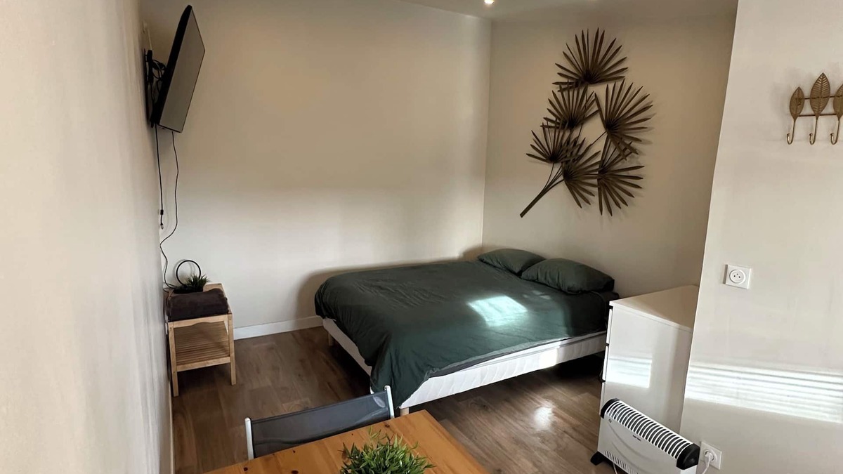 Tremblay-les-Gonesse Apartment | Self-contained studio in a house 15min from Roissy