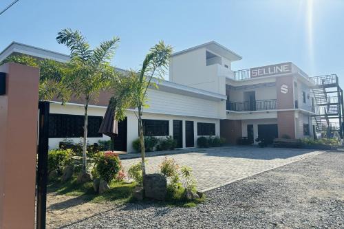 Bacnotan Bed & Breakfast | Selline Bed and Breakfast