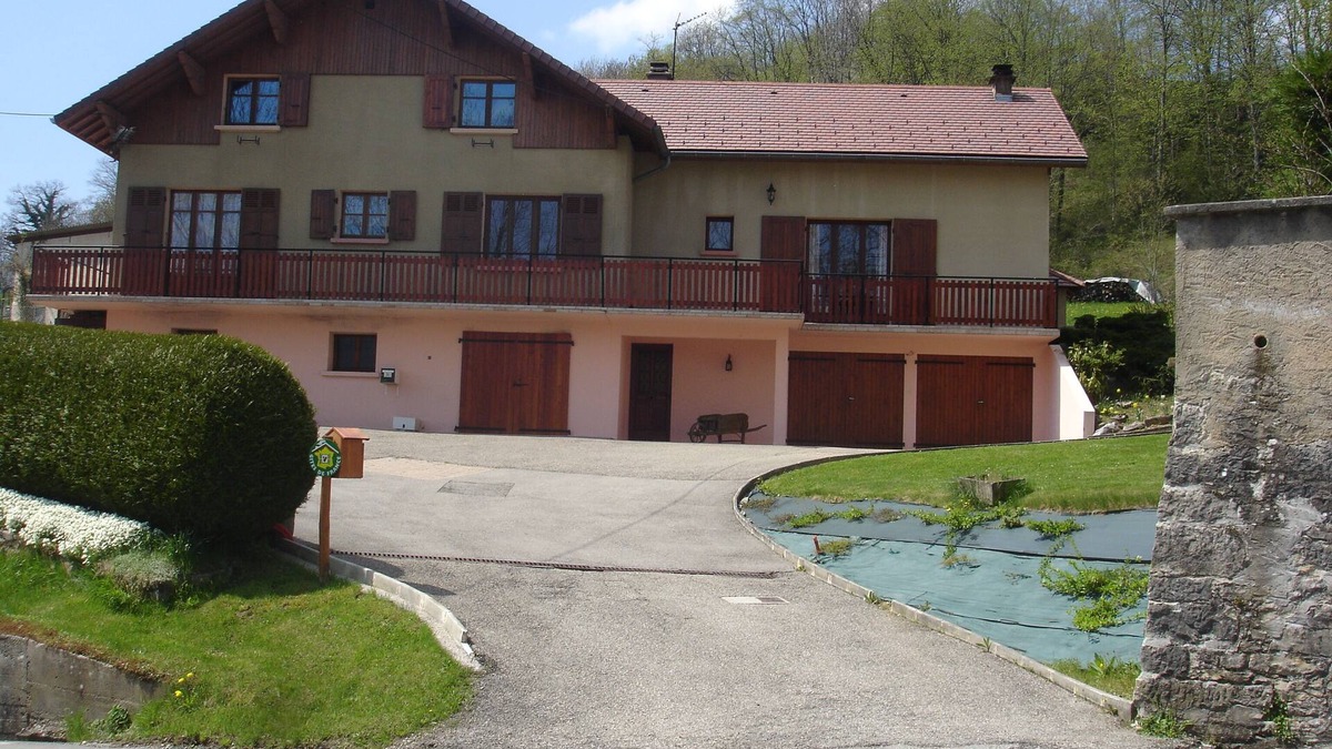 Miribel-les-Echelles Cottage | Semi-detached house with exceptional view -Gîte au coeur du village