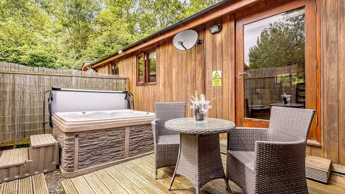Allithwaite Ski Chalet | Semi-detached deluxe lodge offering the perfect romantic retreat for couples.