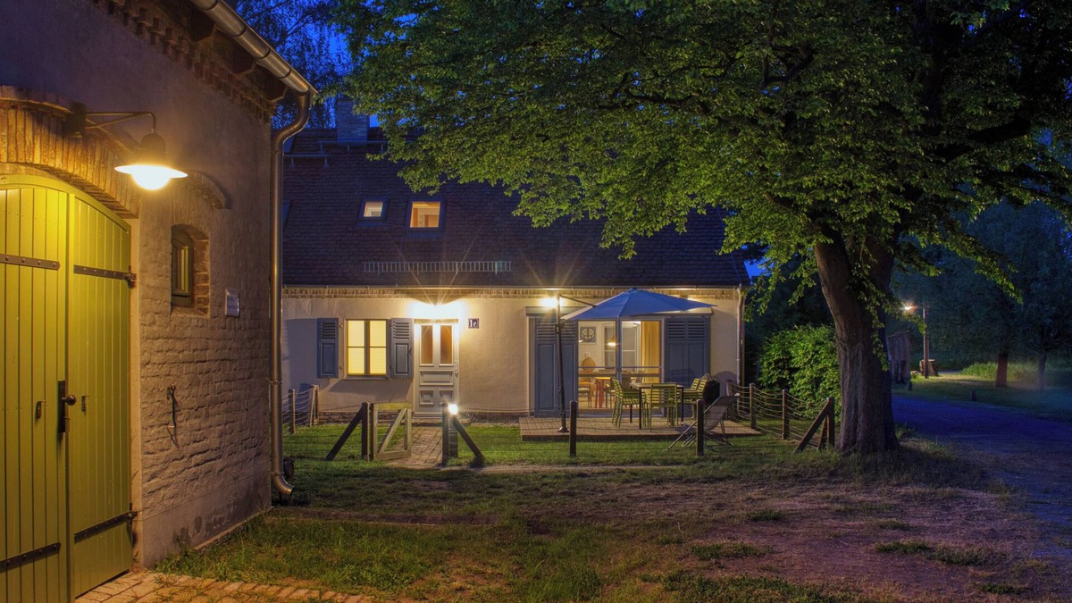 Paewesin House | Semi-detached house on the lake with small garden surrounded by nature