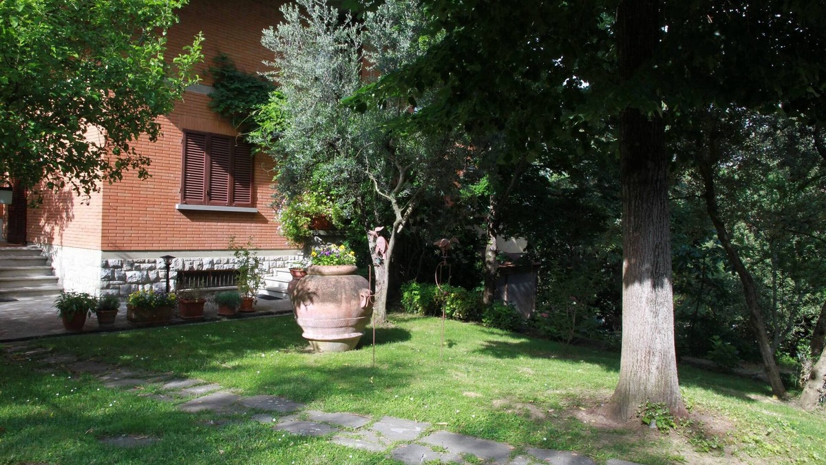 Lucignano House | Semi-detached house with stunning pool and large garden in Lucignano