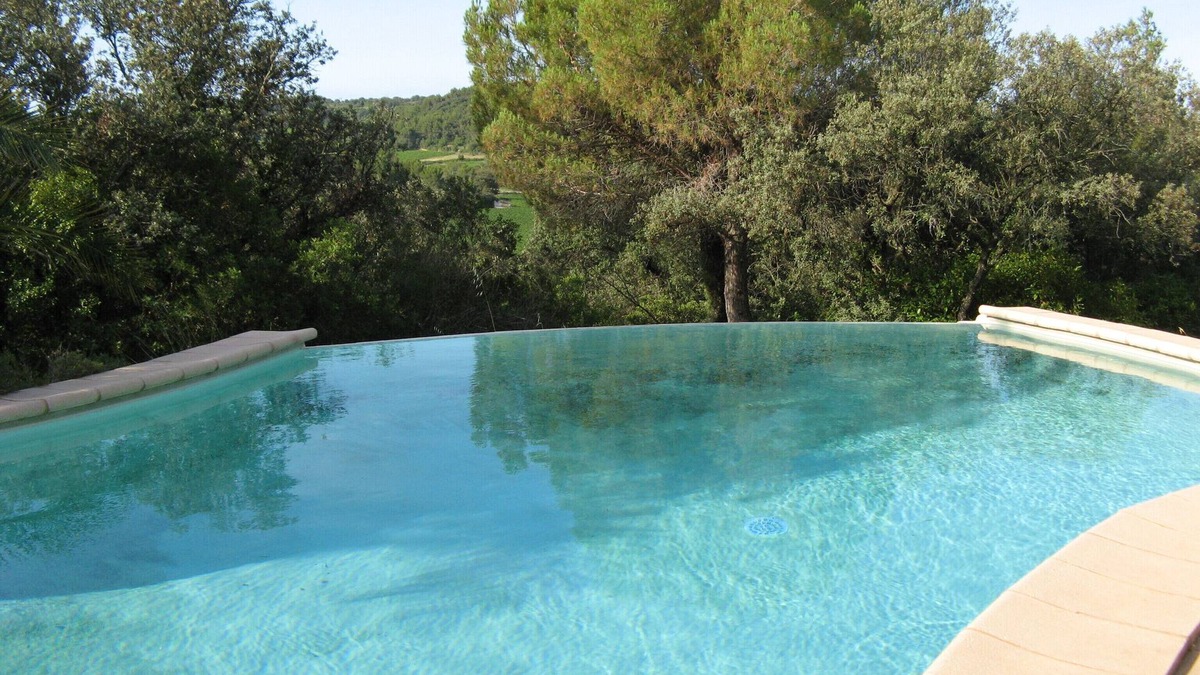 Plaissan House | Semi-detached house with swimming pool in the countryside, ideal for the whole family