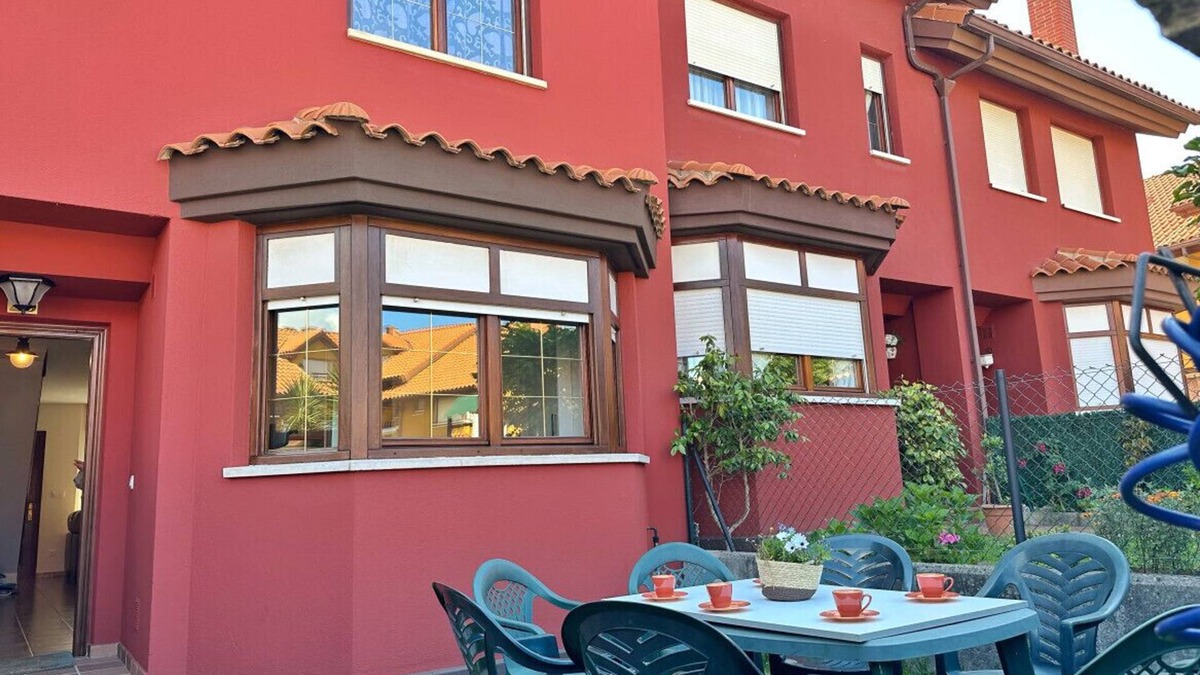 Ajo House | Semi-detached house with private garden and communal pool