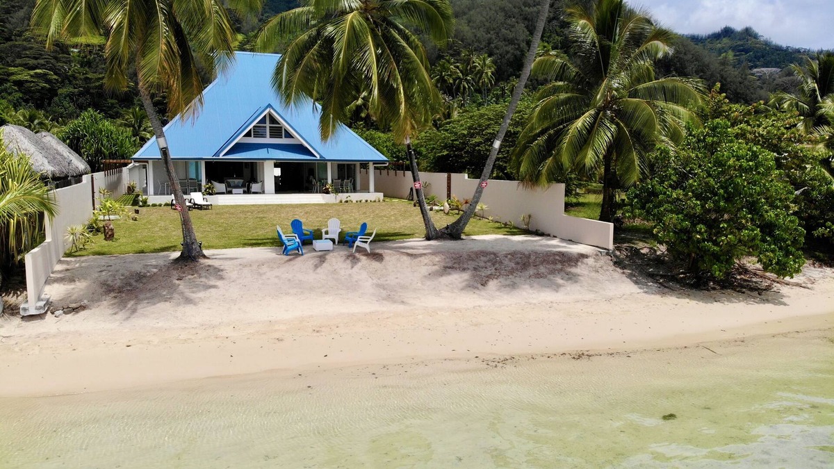 Hauru House | Semi-detached villa in Haapiti by the sea