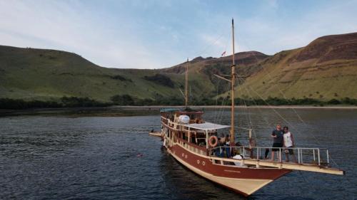 Labuan Bajo Boat Rental | Semi Phinisi boat Labuan Bajo Komodo Tour