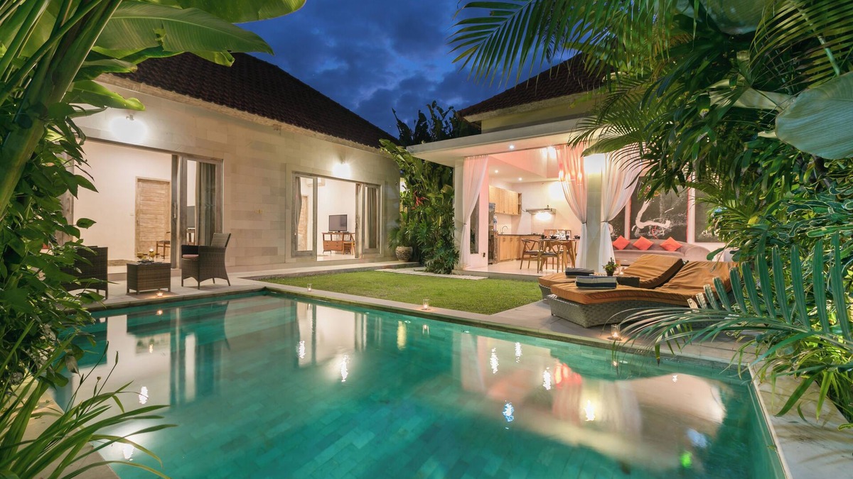 Batubelig Villa | Seminyak Tropical Private 2BR Villa 650m to Beach