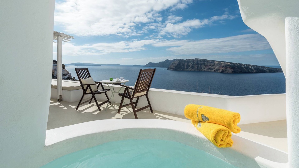Oia Hotel | Senior Suite with Private Whirlpool & Caldera View