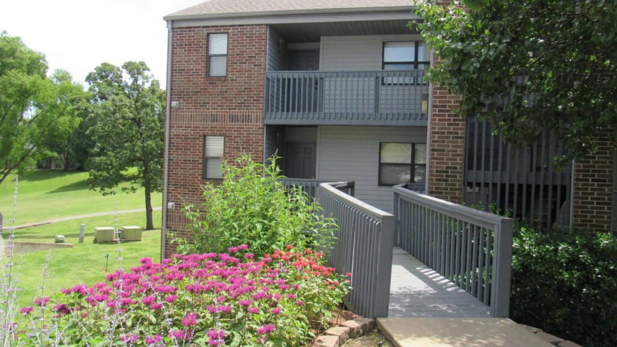 Table Rock Condo | SENIORS LOVE THIS WALK-IN! WALK IN SHOWER KING BEDS RECLINERS TALL TOILETS