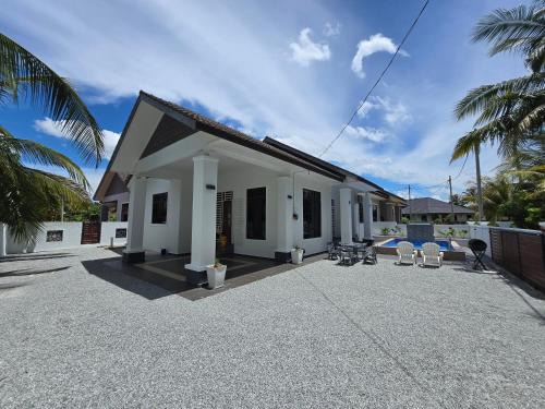 Kota Bharu House | Senjaloka Homestay SWIMMING POOL