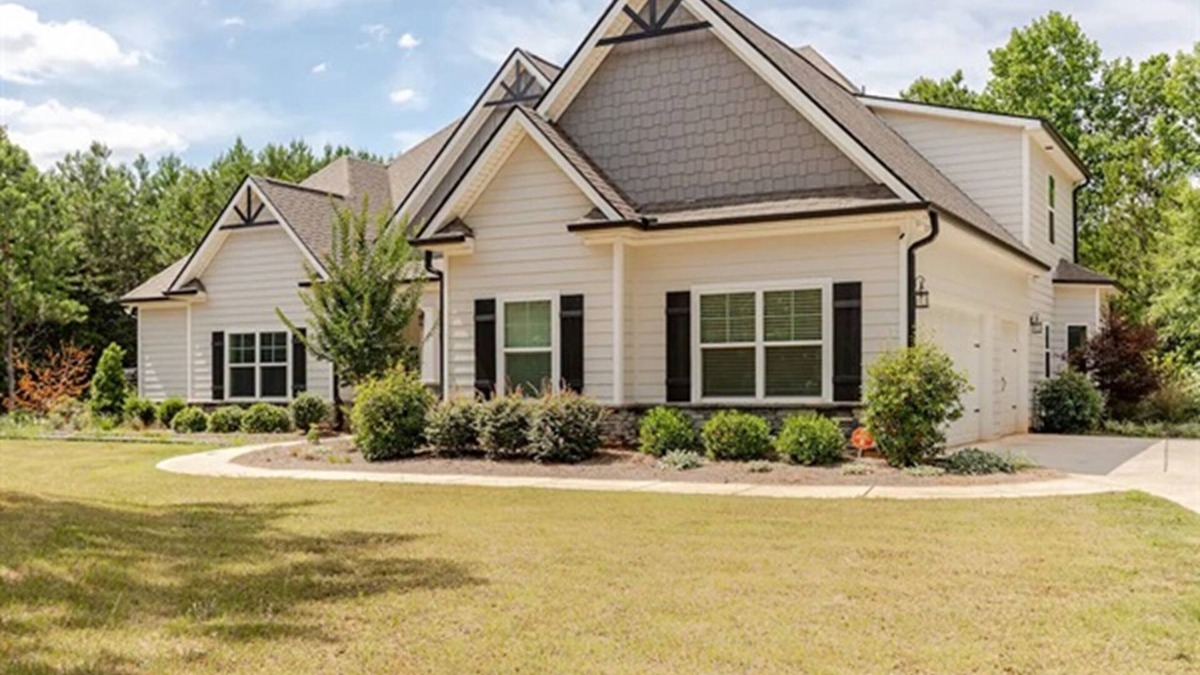 Senoia House | Senoia luxury Secluded Home w/Master on Main