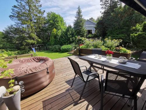 Arendal House | Sentral familievennlig bolig med hage og uteplass