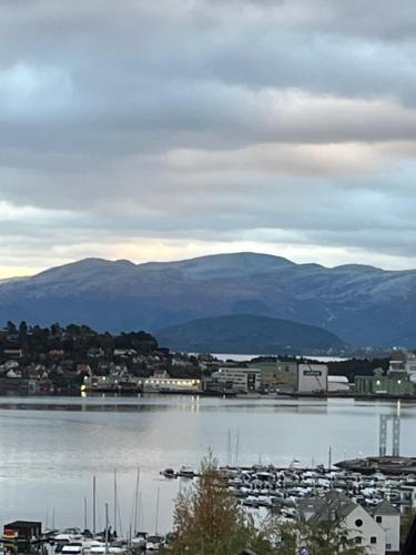 Leirvik Apartment | Sentral og romslig bolig