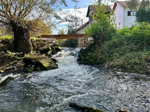 Vojnic House | Seosko Imanje Na Obali Rijeke