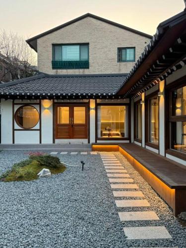 Yongsan-gu House | Seoul Hanok near Seoul Station