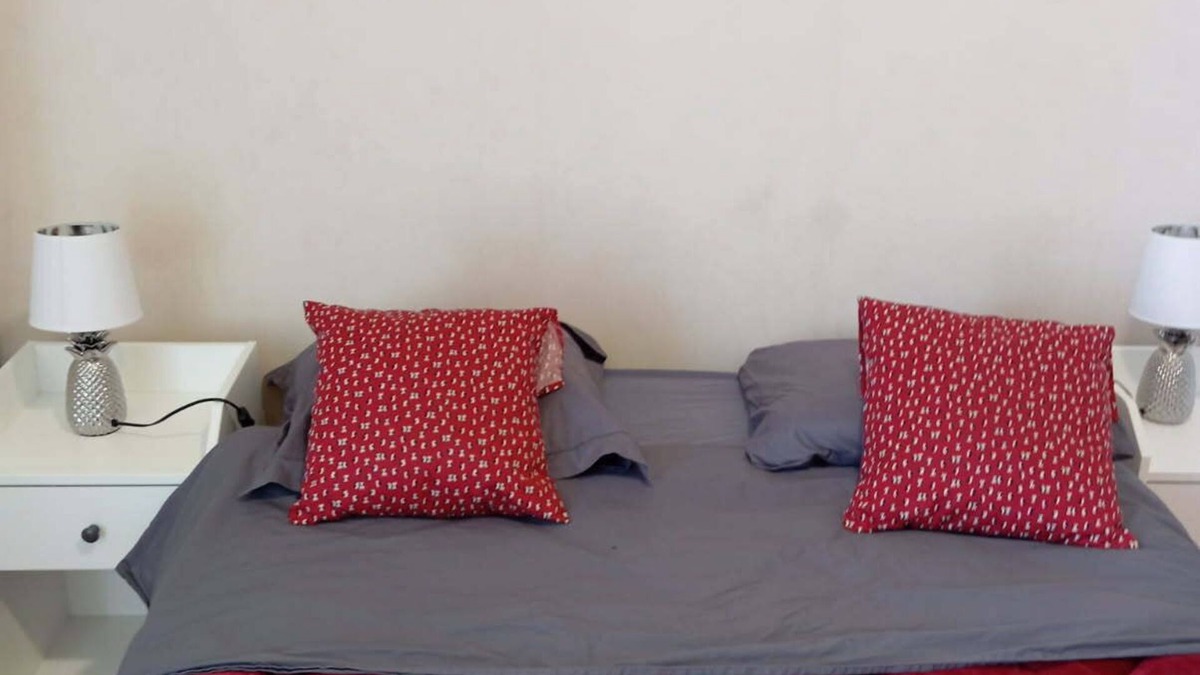 Colombelles Bed & Breakfast | Separate bedroom and bathroom. Ideal for business trips