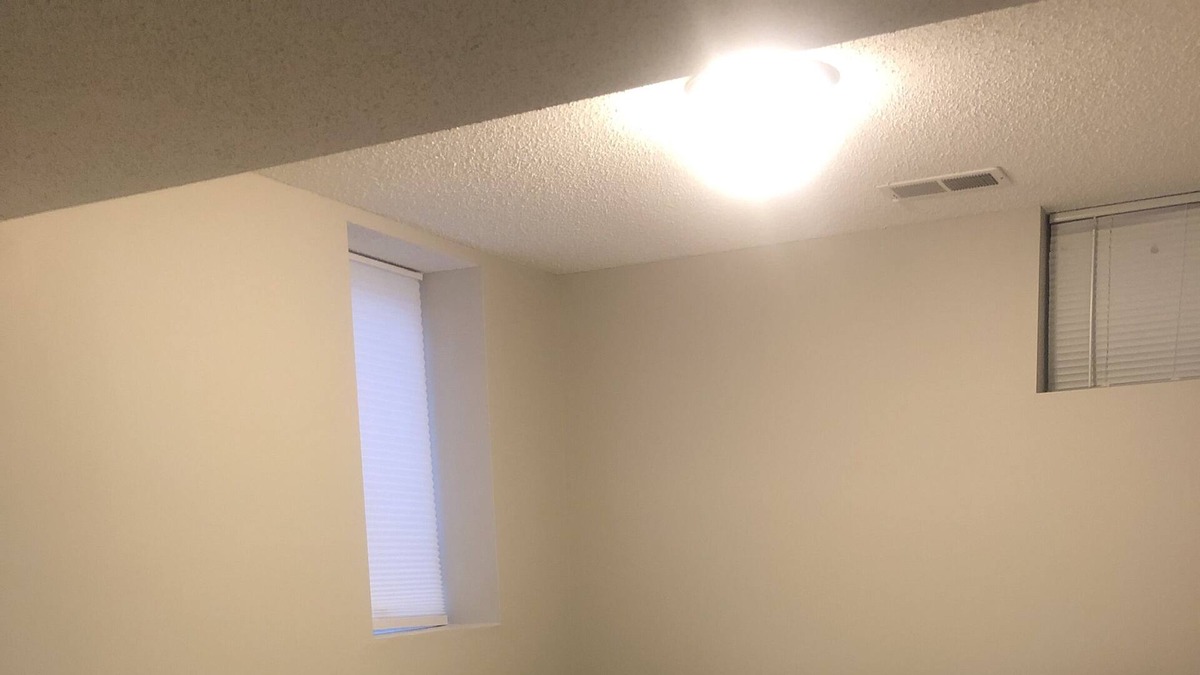 East Bloomington House | Separate entrance 2 levels suites with laundry room next airport mall America