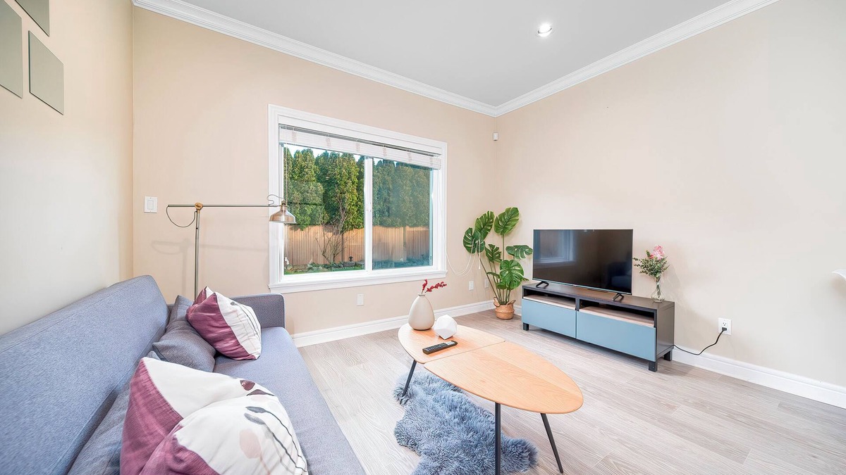 Steveston House | separate entrance large 1 bedroom suite