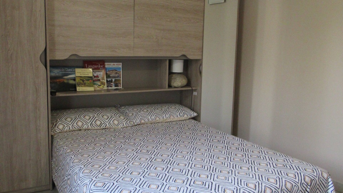 Cazouls-les-Beziers Bed & Breakfast | Separate garden room