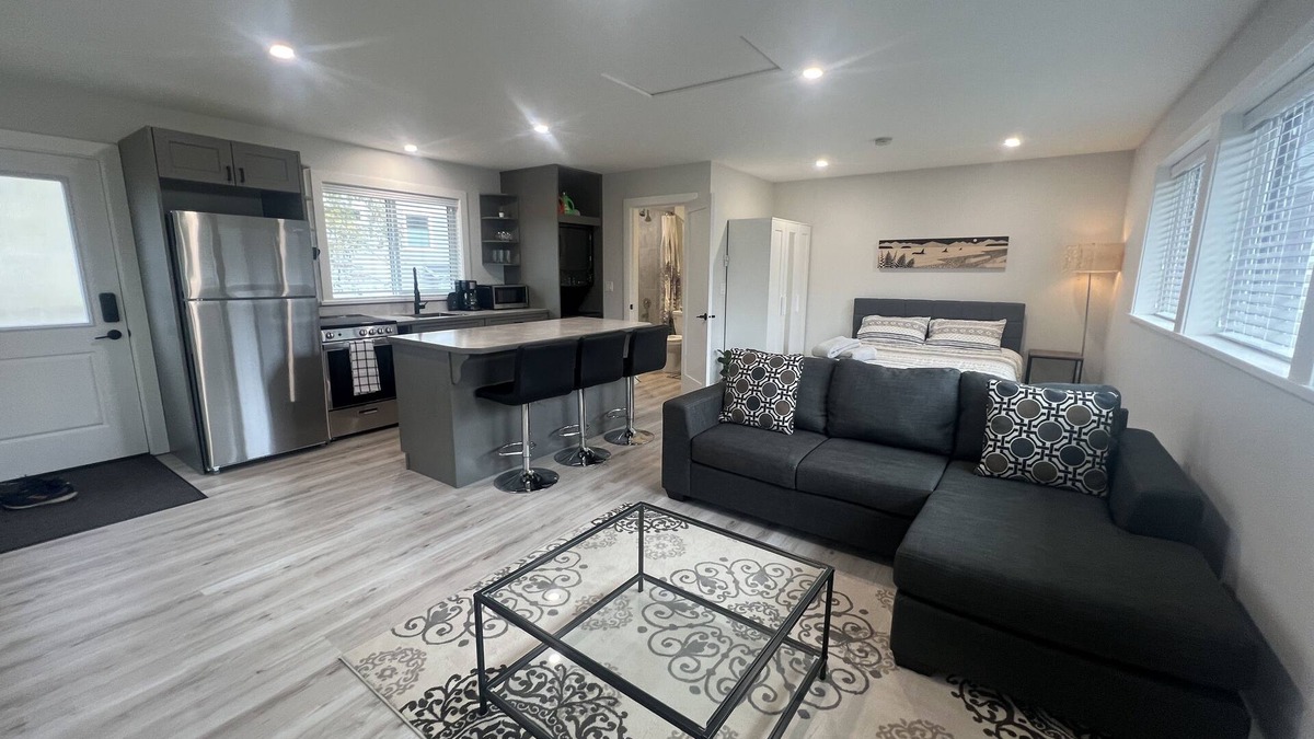 Gibsons Apartment | Separate Sunny Studio close to the Beach!
