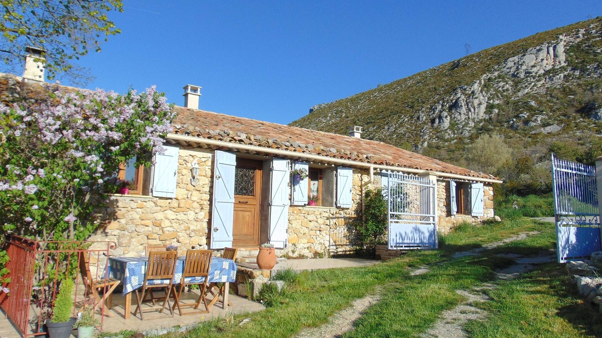 Rougon House | Separated studio on a fenced lot entering the Gorges du Verdon