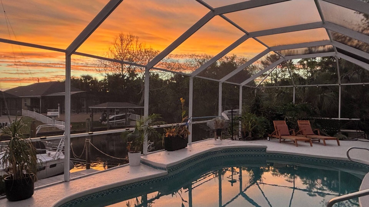 Palm Harbor House | Sept Specials 20% OFF Weekly - Pet Friendly Lux Waterfront,Pool,Outdoor Kitchen