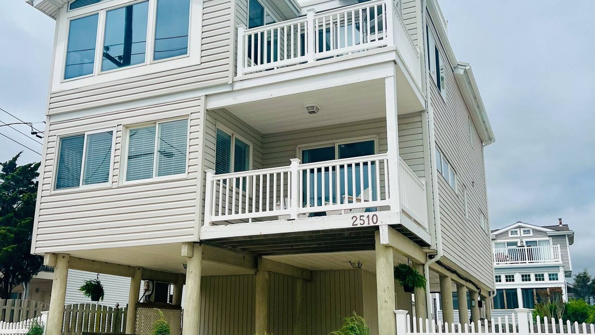 South Beach Haven House | September Openings! 1 house off Beach, 3 Decks with Ocean & Bay Views