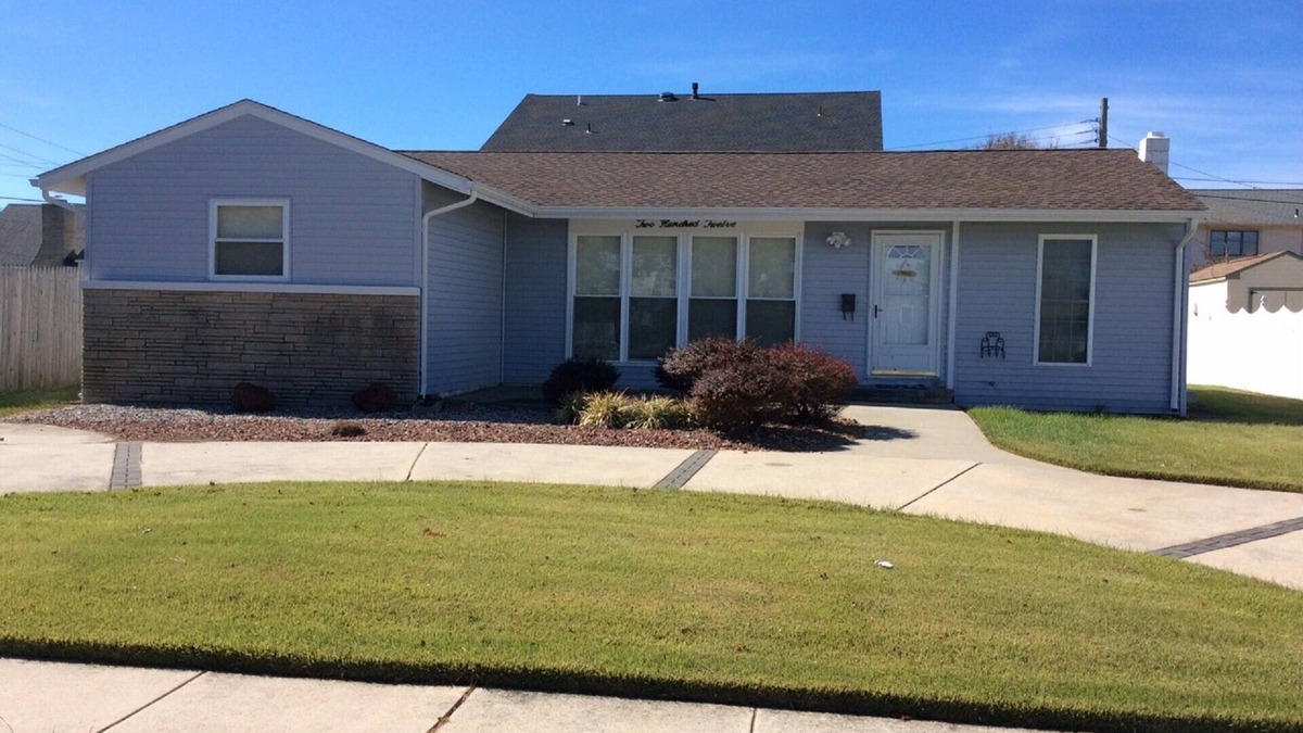 A-Zone House | September promotions! Great house, location!