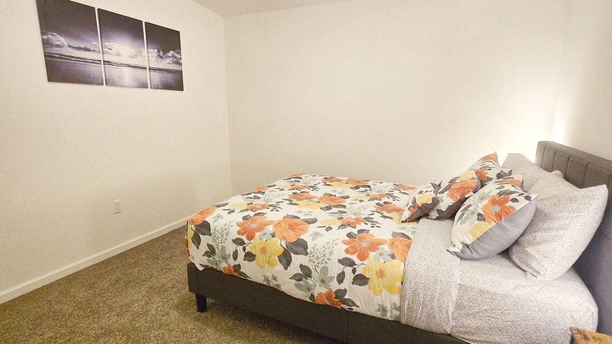 Tulare House | Sequoia Explorer's Retreat in Tulare, 3BDs/2.5 Baths, 5mins to Shopping Center