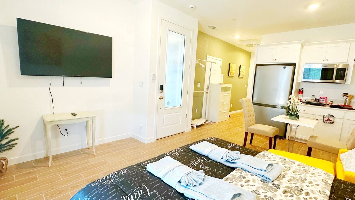 Visalia Apartment | Sequoia Riverway Studio, Visalia Central Nest, 45 minutes to Sequoia Visitor